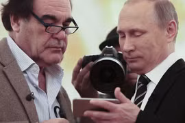 Oliver Stone và Tổng thống Nga Vladimir Putin. (Nguồn: avclub.com)