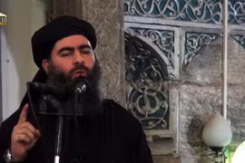Thủ lĩnh tổ chức Nhà nước Hồi giáo (IS) tự xưng Abu Bakr al-Baghdadi phát biểu trước một nhà thờ Hồi giáo ở thành phố Mosul, miền Bắc Iraq tháng 7/2014. (Nguồn: AFP/TTXVN) 