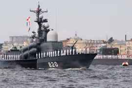 Tàu chiến của Hải quân Nga tham gia diễu binh dọc sông Neva ở Saint Petersburg ngày 30/7. (Nguồn: AFP/TTXVN)