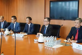 Bộ trưởng Công Thương Trần Tuấn Anh làm việc với ông Klaus Ersnt, Chủ tịch Ủy ban Kinh tế và Năng lượng Quốc hội Liên bang Đức. (Ảnh: Phạm Thắng/TTXVN) 