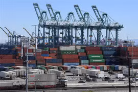 Hàng hóa của Trung Quốc chờ bốc dỡ tại cảng Long Beach ở Los Angeles, California, Mỹ ngày 16/2. (Nguồn: AFP/TTXVN) 