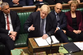 Thủ tướng Anh Boris Johnson phát biểu tại phiên họp Quốc hội ở London, ngày 19/10. (Nguồn: AFP/TTXVN) 