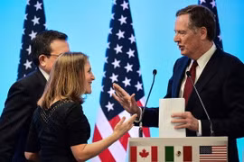 Ngoại trưởng Canada Chrystia Freeland (thứ 2, trái) và Đại diện Thương mại Mỹ Robert Lighthizer (phải) trong cuộc họp báo tại cuộc tái đàm phán NAFTA ở Mexico City ngày 5/3/2018. (Nguồn: AFP/TTXVN)