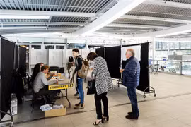Cử tri bỏ phiếu bầu nghị viện châu Âu (EP) tại điểm bầu cử ở Utrecht, Hà Lan, ngày 23/5/2019. (Nguồn: AFP/TTXVN) 