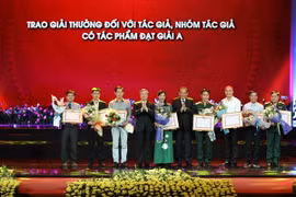Ông Trần Quốc Vượng, Ủy viên Bộ Chính trị, Thường trực Ban Bí thư và ông Trương Hòa Bình, Ủy viên Bộ Chính trị, Phó Thủ tướng Chính phủ trao giải A cho các tác giả. (Ảnh: Phương Hoa/TTXVN) 