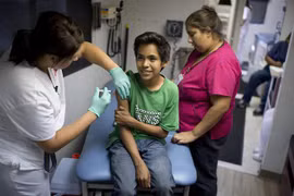 Tiêm vắcxin phòng bệnh sởi, quai bị, rubella cho người dân ở California, Mỹ. (Nguồn: AFP/TTXVN) 