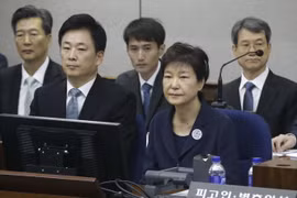 Cựu Tổng thống Hàn Quốc Park Geun-hye (phải, trước) tại Tòa án trung tâm quận Seoul ngày 23/5. (Nguồn: EPA/TTXVN)