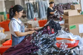 Công nhân làm việc trong một nhà máy dệt may ở tỉnh Phúc Kiến, Trung Quốc. (Nguồn: AFP/TTXVN) 
