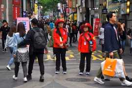 Khách du lịch tại quận mua sắm Myeongdong, Seoul ngày 25/4. (Nguồn: AFP/TTXVN)