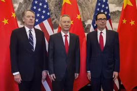 Đại diện Thương mại Mỹ Robert Lighthizer, Phó Thủ tướng Trung Quốc Lưu Hạc và Bộ trưởng Tài chính Mỹ Steven Mnuchin tại vòng đàm phán thương mại mới ở Bắc Kinh (Trung Quốc) ngày 29/3/2019. (Nguồn: AFP/TTXVN) 
