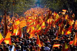 Người dân tham gia tuần hành cuộc tuần hành ủng hộ Tây Ban Nha thống nhất tại Barcelona ngày 29/10. (Nguồn: AFP/TTXVN) 