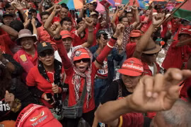 Phe Áo đỏ tuần hành ở ngoại ô thủ đô Bangkok ngày 6/4/2014. (Nguồn: AFP/TTXVN)