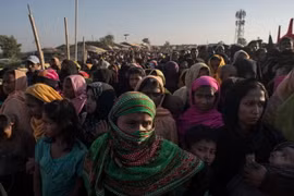 Người Rohingya xếp hàng nhận hàng hóa cứu trợ tại trại tị nạn Kutupalong ở Cox's Bazar, Bangladesh. (Nguồn: AFP/TTXVN)