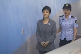 Tổng thống bị phế truất của Hàn Quốc Park Geun-hye (trái) tới tòa án ở thủ đô Seoul ngày 25/8/2017. (Nguồn: AFP/TTXVN)