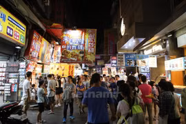 Một khu chợ đêm đông đúc du khách ở Đài Loan. (Ảnh: Minh Sơn/Vietnam+)