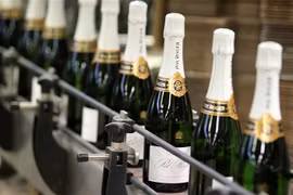 Sản phẩm rượu Champagne tại một nhà máy ở Epernay, miền đông Pháp. (Nguồn: AFP/TTXVN) 