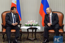 Tổng thống Nga Putin (phải) và Tổng thống Philippines Duterte trong một cuộc gặp. (Nguồn: xinhuanet.com)