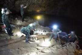 Lực lượng đặc nhiệm Thái Lan tham gia tìm kiếm đội bóng thiếu niên mất tích tại hang Tham Luang ngày 30/6. (Nguồn: THX/TTXVN)