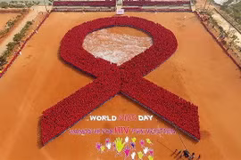 Xếp hình ruybăng đỏ nhân Ngày Thế giới phòng, chống HIV/AIDS tại Bhubaneswar, Ấn Độ. (Nguồn: AFP/TTXVN) 
