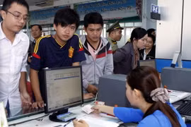 Hành khách mua vé tại ga Sài Gòn. (Ảnh: Hoàng Hải/TTXVN)