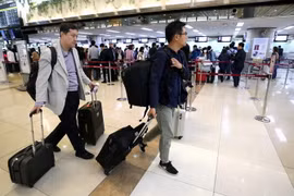 Các phóng viên Hàn Quốc lên đường đi Bắc Kinh để tới Triều Tiên từ sân bay quốc tế Gimpo, Seoul ngày 21/5. (Nguồn: Yonhap/TTXVN)