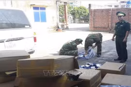 Lực lượng chức năng kiểm tra tang vật. (Ảnh: TTXVN phát)