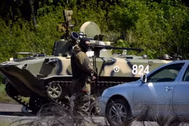 Binh sỹ Ukraine gác tại trạm kiểm soát gần thành phố Slavyansk ngày 6/5. (Nguồn: AFP/TTXVN)
