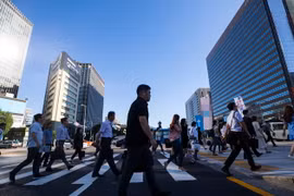 Người dân di chuyển trên đường phố Seoul, Hàn Quốc ngày 17/8. (Nguồn: Yonhap/TTXVN)