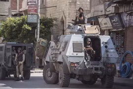 Cảnh sát Ai Cập gác trên đường phố tại khu vực Al-Arish, Bắc Sinai ngày 26/7. (Nguồn: AFP/TTXVN) 