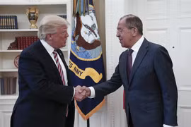 Tổng thống Mỹ Donald Trump (trái) và Ngoại trưởng Nga Sergei Lavrov (phải) trong cuộc gặp tại Nhà Trắng ngày 10/5/2017. (Nguồn: AFP/TTXVN) 