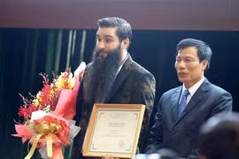 Đạo diễn Jordan Vogt-Roberts nhận quyết định làm Đại sứ Du lịch từ Bộ trưởng Nguyễn Ngọc Thiện. (Nguồn: thethaovanhoa)