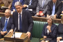 Bộ trưởng Tài chính Anh Philip Hammond (giữa). (Nguồn: AP/TTXVN)