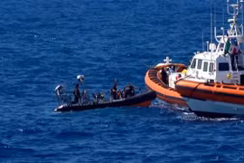 Tàu cứu hộ giải cứu người di cư trên biển ở gần đảo Lampedusa, Italy, ngày 20/8/2019. (Nguồn: AFP/TTXVN) 