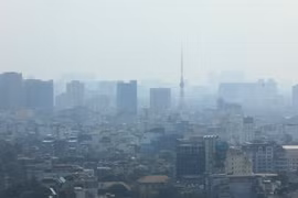Hiện tượng bụi mịn, sương mù quang học gây ô nhiễm không khí ở Hà Nội lại có xu hướng trở lại. (Ảnh: Thành Đạt/TTXVN) 