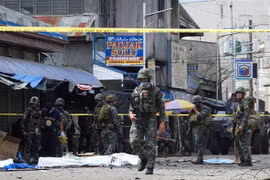 Cảnh sát và binh sỹ Philippines phong tỏa hiện trường một vụ tấn công. (Nguồn: AFP/TTXVN) 