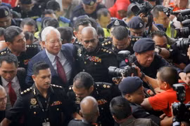 Cựu Thủ tướng Malaysia Najib Razak (giữa, trái) tới Tòa thượng thẩm Kuala Lumpur ngày 4/7. (Nguồn: EPA/TTXVN)
