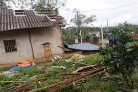Mưa lốc khiến nhiều ngôi nhà tại thành phố Yên Bái, tỉnh Yên Bái bị tốc mái. (Nguồn: TTXVN) 