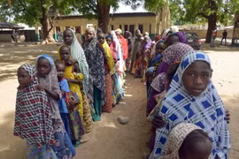 Các em nhỏ vô gia cư Nigeria nhận hàng viện trợ tại khu trại gần Zabarmari, ngoại ô Maiduguri, Đông Bắc Nigeria. (Nguồn: AFP/TTXVN)