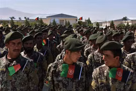 Học viên quân sự tại buổi lễ tốt nghiệp ở Mazar-i-Sharif, tỉnh Balkh, Afghanistan, ngày 23/6. (Nguồn: AFP/TTXVN) 