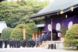 Các chính khách Nhật Bản thăm đền Yasukuni ngày 21/4/2017. (Nguồn: THX/TTXVN)