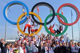Tổng tống Nga Vladimir Putin (giữa) chụp ảnh chung với các vận động viên Nga tại Sochi ngày 24/2/2014. (Nguồn: AFP/TTXVN) 