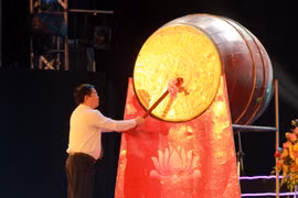 Phó Thủ tướng Vương Đình Huệ đánh trống khai mạc lễ hội du lịch Cửa Lò 2018. (Ảnh: Tá Chuyên/TTXVN)