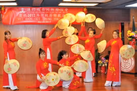 Tiết mục múa nón 'Việt Nam quê hương tôi' trong chương trình. (Ảnh: Xuân Tuấn-Hoài Nam/Vietnam+)