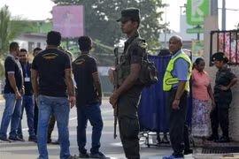 Binh sỹ gác bên ngoài một nhà thờ ở Sri Lanka, ngày 12/5. (Nguồn: AFP/TTXVN) 