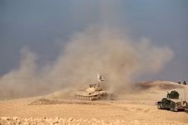 Binh sỹ Iraq trong chiến dịch truy quét IS tại khu vực Hammam al-Alil, phía Nam Mosul ngày 6/11. (Nguồn: AFP/TTXVN)