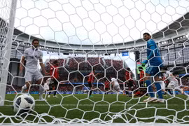 Bóng nằm gọn trong lưới đội tuyển Ai Cập sau pha đánh đầu của cầu thủ Uruguay Jose Gimenez trong trận đấu. (Nguồn: THX/TTXVN)