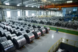 Kho hàng thép cuộn tại nhà máy thép Han ở Handan, tỉnh Hà Bắc, Trung Quốc. (Nguồn: AFP/TTXVN)