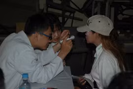 Bác sỹ Việt Nam khám cho người dân nghèo Campuchia. (Ảnh: Phan Minh Hưng/TTXVN)