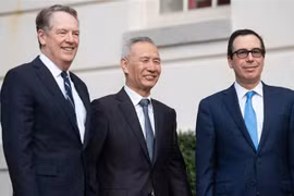 Bộ trưởng Tài chính Mỹ Steven Mnuchin (phải), Đại diện Thương mại Mỹ Robert Lighthizer (trái) và Phó Thủ tướng Trung Quốc Lưu Hạc tại vòng đàm phán thương mại cấp cao mới ở Washington DC., ngày 10/10/2019. (Nguồn: THX/TTXVN) 