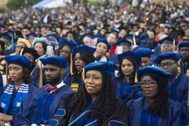 Các sinh viên tại lễ tốt nghiệp Trường đại học Howard ở Washington, DC, Mỹ. (Nguồn: AFP/TTXVN) 